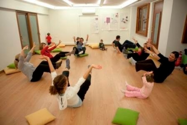 &Mu;&iota;&kappa;&rho;ό &epsilon;&rho;&gamma;&alpha;&sigma;&tau;ή&rho;&iota; &gamma;&iota;&alpha; &pi;&alpha;&iota;&delta;&iota;ά 2 έ&omega;&sigmaf; 4 &epsilon;&tau;ώ&nu; &kappa;&alpha;&iota; &gamma;&omicron;&nu;&epsilon;ί&sigmaf;