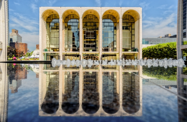 &Eta; Metropolitan Opera &pi;&rho;&omicron;&sigma;&phi;έ&rho;&epsilon;&iota; &delta;&omega;&rho;&epsilon;ά&nu; &alpha;&nu;&alpha;&mu;&epsilon;&tau;ά&delta;&omicron;&sigma;&eta; &sigma;&eta;&mu;&alpha;&nu;&tau;&iota;&kappa;ώ&nu; &pi;&alpha;&rho;&alpha;&sigma;&tau;ά&sigma;&epsilon;&omega;&nu; &tau;&eta;&sigmaf; &lambda;ό&gamma;&omega; &kappa;&omicron;&rho;&omicron;&nu;&omicron;ϊ&omicron;ύ