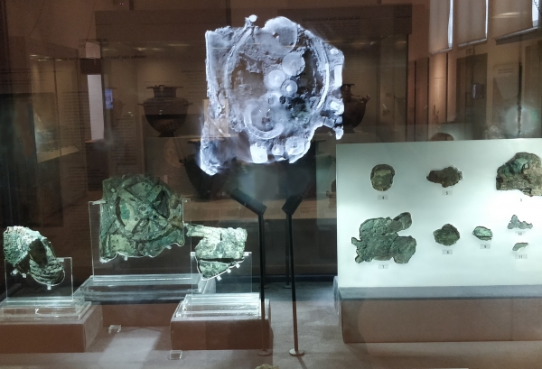 &Omicron; &Mu;&eta;&chi;&alpha;&nu;&iota;&sigma;&mu;ό&sigmaf; &tau;&omega;&nu; &Alpha;&nu;&tau;&iota;&kappa;&upsilon;&theta;ή&rho;&omega;&nu; &kappa;&alpha;&iota; &eta; &Sigma;&epsilon;&lambda;ή&nu;&eta;