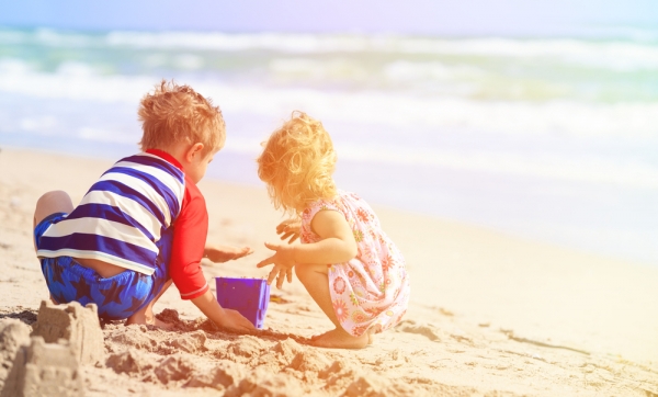 Παίζοντας με τη μαμά στην παραλία: 10 παιχνίδια στην άμμο