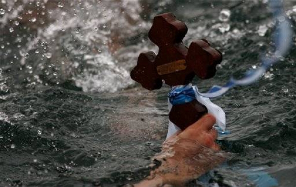 &Tau;&iota; &gamma;&iota;&omicron;&rho;&tau;ά&zeta;&omicron;&upsilon;&mu;&epsilon; &tau;&alpha; &Theta;&epsilon;&omicron;&phi;ά&nu;&epsilon;&iota;&alpha;