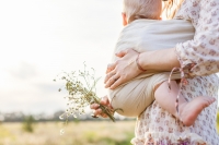 &Tau;έ&sigma;&sigma;&epsilon;&rho;&alpha; &beta;&alpha;&sigma;&iota;&kappa;ά &sigma;&tau;&omicron;&iota;&chi;&epsilon;ί&alpha; &tau;&omicron;&upsilon; babywearing &pi;&omicron;&upsilon; &omega;&phi;&epsilon;&lambda;&omicron;ύ&nu; &tau;&eta; &mu;&alpha;&mu;ά, &tau;&omicron; &mu;&omega;&rho;ό &kappa;&alpha;&iota; &tau;&eta; &mu;&epsilon;&tau;&alpha;&xi;ύ &tau;&omicron;&upsilon;&sigmaf; &sigma;&chi;έ&sigma;&eta;!