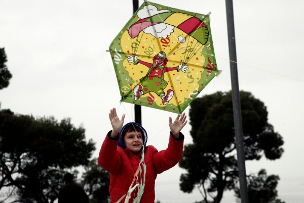 &Kappa;&alpha;&theta;&alpha;&rho;ά &Delta;&epsilon;&upsilon;&tau;έ&rho;&alpha;: &Tau;&iota; &gamma;&iota;&omicron;&rho;&tau;ά&zeta;&omicron;&upsilon;&mu;&epsilon; &kappa;&alpha;&iota; &pi;&omicron;&iota;&alpha; &epsilon;ί&nu;&alpha;&iota; &tau;&alpha; έ&theta;&iota;&mu;&alpha; &sigma;&epsilon; ό&lambda;&eta; &tau;&eta;&nu; &Epsilon;&lambda;&lambda;ά&delta;&alpha;